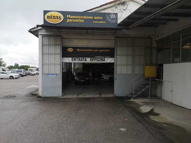 Ingresso dell'officina Midas di Cordioli Auto