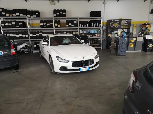 Auto esposta nello showroom