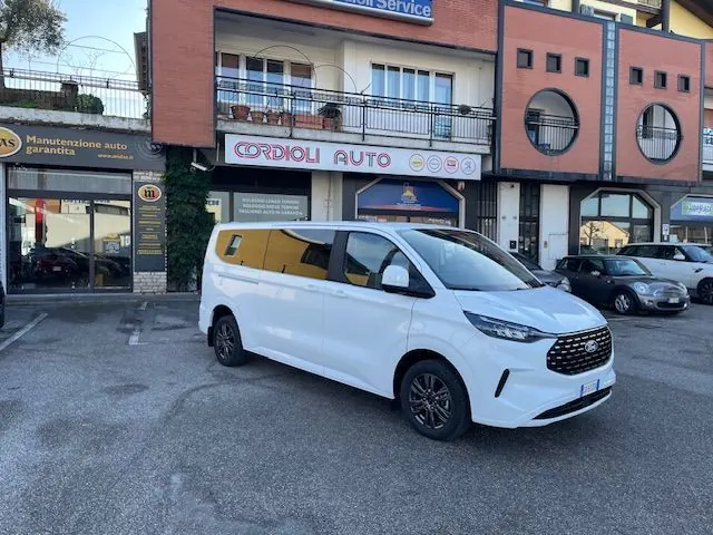 Un van a noleggio davanti alla sede di Cordioli Auto
