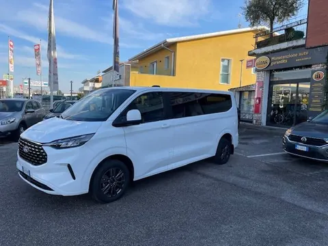 Ford Tourneo Custom a noleggio